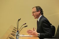 Alonso se da un 'baño de masas' en las Jornadas de Puertas Abiertas del Congreso antes de jurar su cargo como ministro