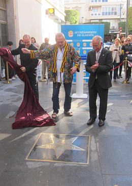 El director de cine Terry Gilliam descubre su estrella en el Paseo de la Fama