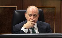 Fernández Díaz dice que hasta que el policía herido en Vigo no se recupere no se podrá saber por qué no llevaban chaleco