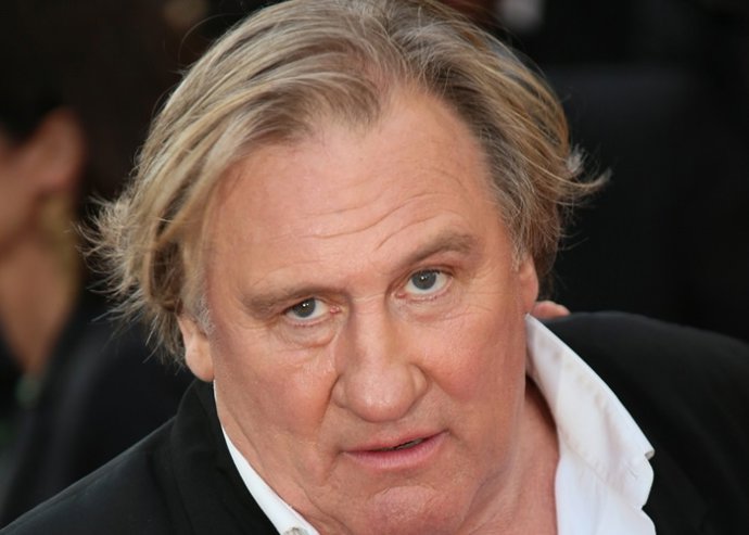 Un Gérard Depardieu borracho, acaba liándola en un homenaje 