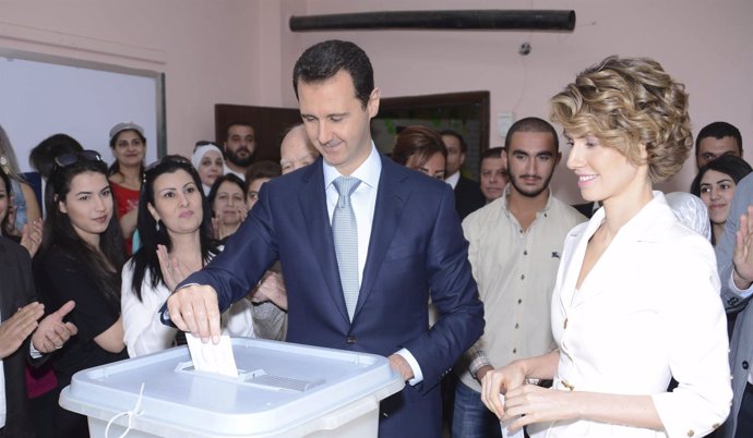 Presidente de Siria Bashar al-Assad y su esposa Asma votan