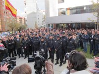 Cientos de personas se concentran ante la Comisaría de Vigo para recordar a Vanesa Lage y apoyar al agente herido