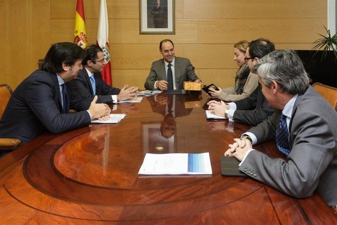 Diego recibe las pastas de representantes del BBVA