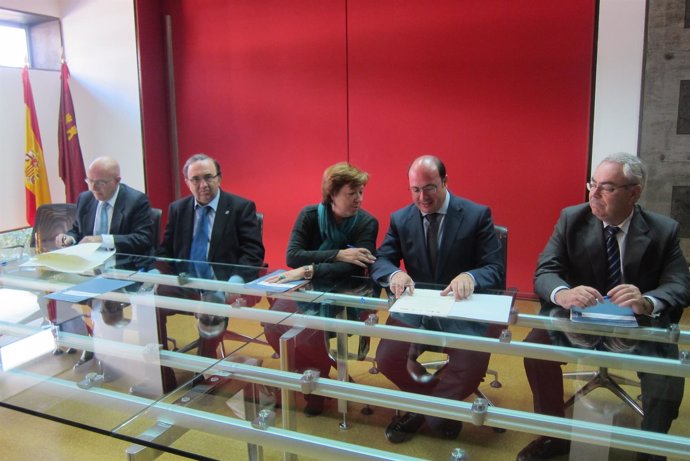 Martínez, Orihuela, Barreiro, Sánchez y Martínez Asensio firman el convenio