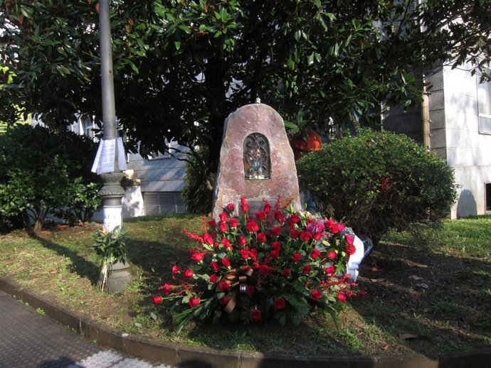 Monolito homenaje a Inaxio Uria en Azpeitia