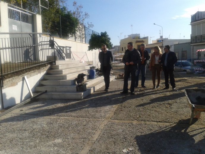 Gutiérrez Limones durante la visita a las obras del Plan Supera en Alcalá.