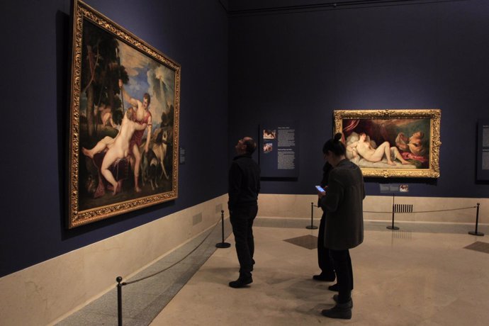 Público en el museo del Padro admirando la exposición de Tiziano.