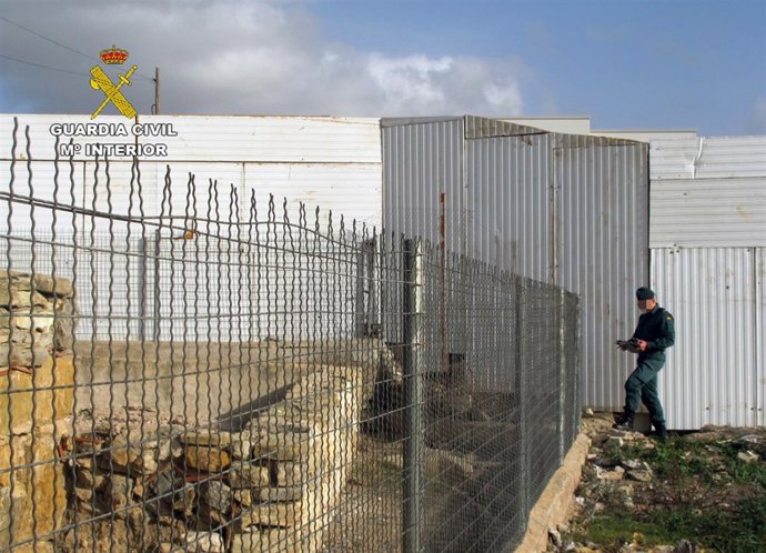 Detienen al propietario de empresa por obras junto a un yacimiento