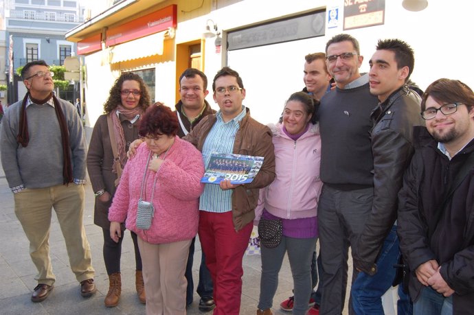 Gutiérrez Limones junto a miembros de asociaciones de Educación Especial.