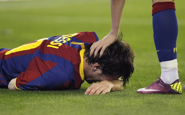 Lionel Messi golpeado en un partido