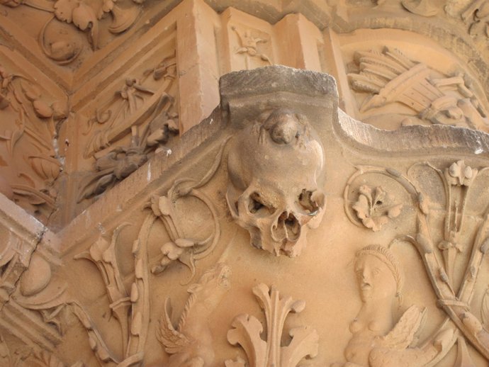 Detalle de la rana en la fachada histórica de la Universidad de Salamanca