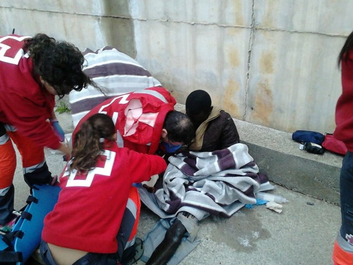 Cruz Roja atiende a un inmigrante en la frontera de Ceuta