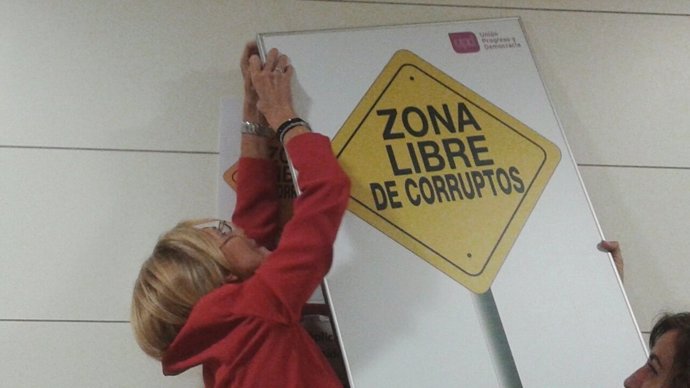Rosa Díez, colocando el cartel retirado por Posada 