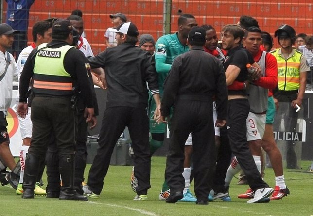 Técnico de Liga de Quito suspendido por golpear al árbito