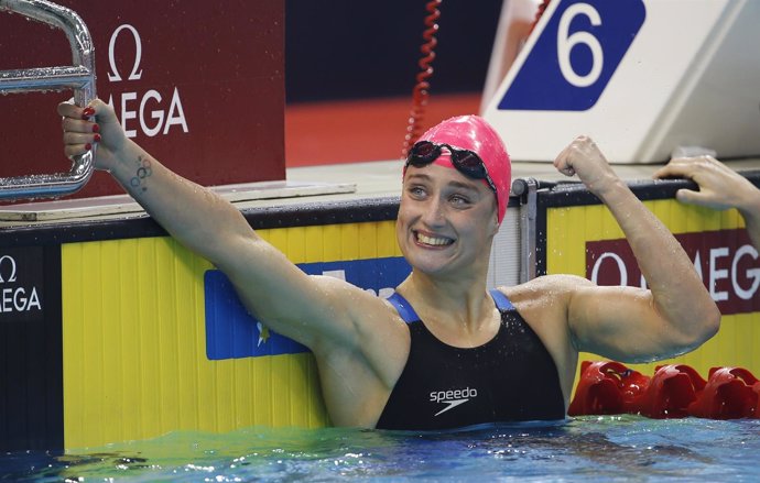 Mireia Belmonte celebra su medalla de oro en el Mundial