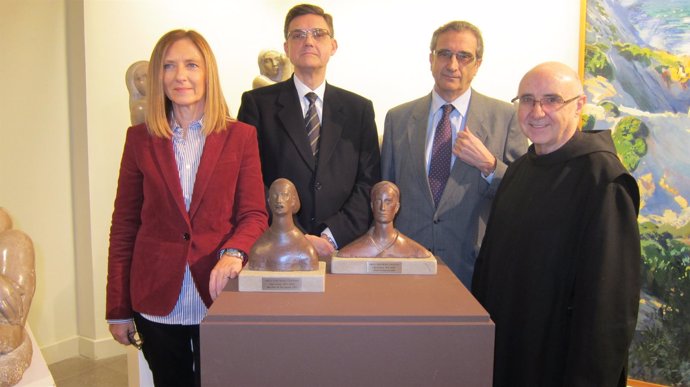 Donación de dos esculturas de Emili Fontbona, con P.Josep de C.Laplana
