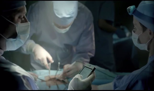 Campaña DGT contra distracciones, médico opera con móvil