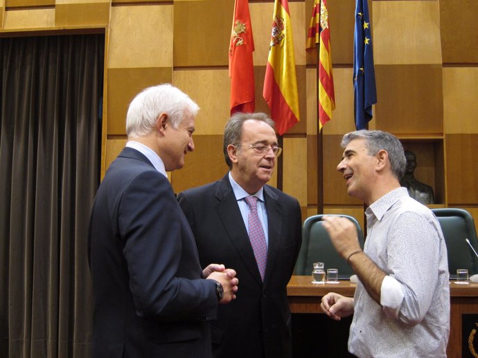 Martín (CHA) habla con Pérez Anadón (PSOE) y Suárez (PP)