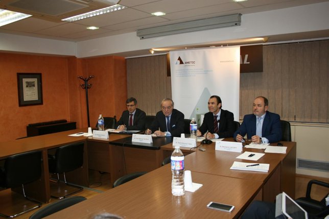 El presidente de Ametic, José Manuel de Riva, y miembros de la asociación