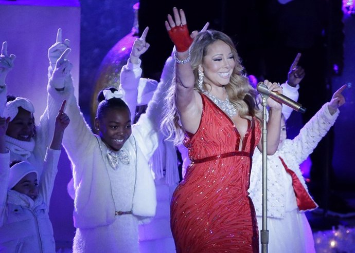 Image #: 33565732    Mariah Carey performs in Rockefeller Center at the annual C