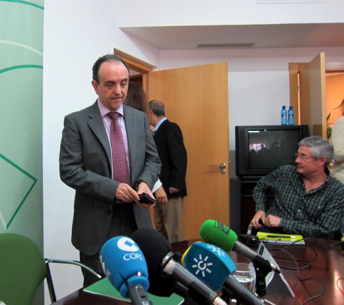 El consejero andaluz Rafael Rodríguez, antes de atender a los periodistas.