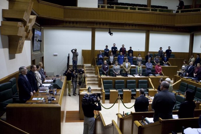 El Parlamento vasco guarda un minuto dee silencio