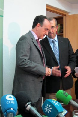 Rafael Rodríguez conversa con el delegado territorial, Juan Antonio Sáez.