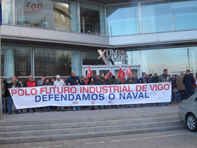 Protesta del naval frente a la Xunta en Vigo