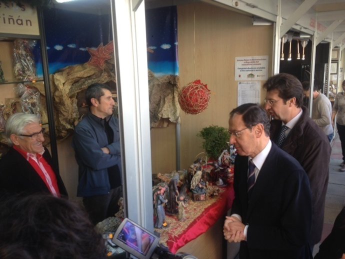 Alcalde y consejero de Turismo en la Muestra de Artesanía
