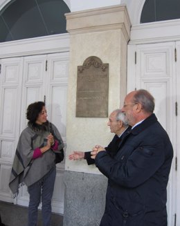 Julio Fraile descubre la placa ante León de la Riva y Mercedes Cantalapiedra