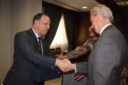 El ministro Pedro Morenés, en su reunión con el príncipe Faisal Bin Al Husein