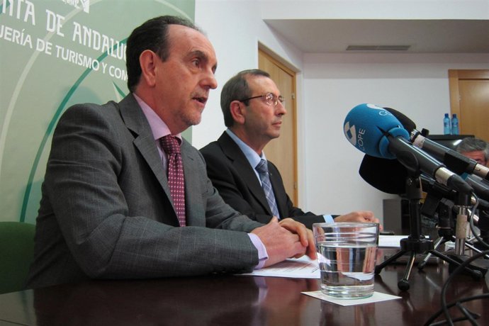 El consejero Rafael Rodríguez (i), junto al delegado Juan Antonio Sáez.