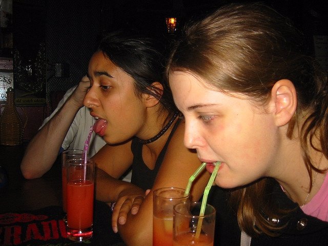 Chicas jóvenes bebiendo alcohol en un bar