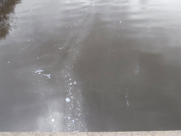 Vertido de aceite en la ría de Avilés