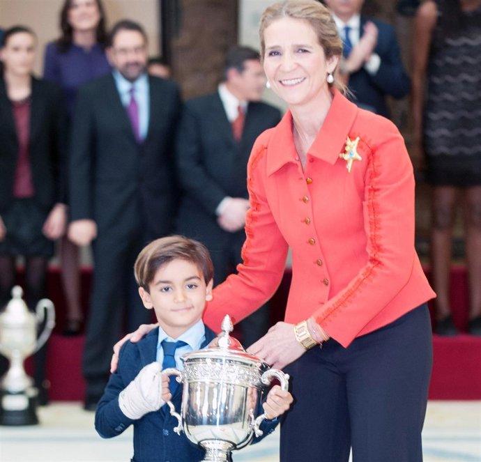Infanta elena con niño premiado 