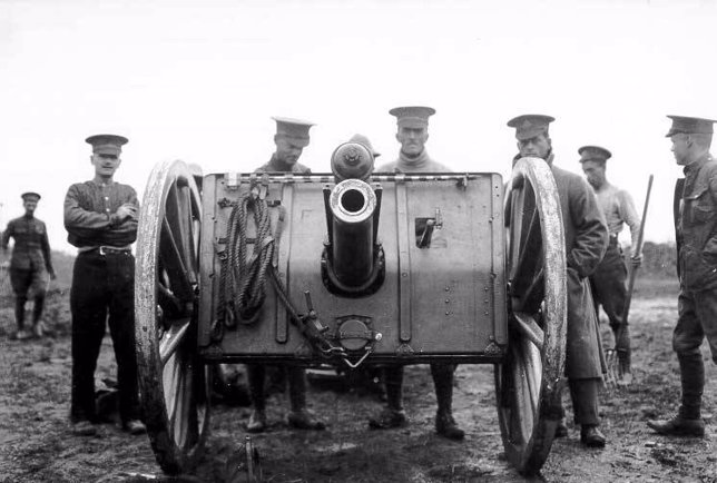 Un cañón del servicio canadiense en la Primera Guerra Mundial, alrededor de 1918
