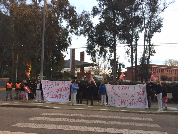 Las trabajadoras de Cleanet en la protesta ante la base militar de Cerro Muriano