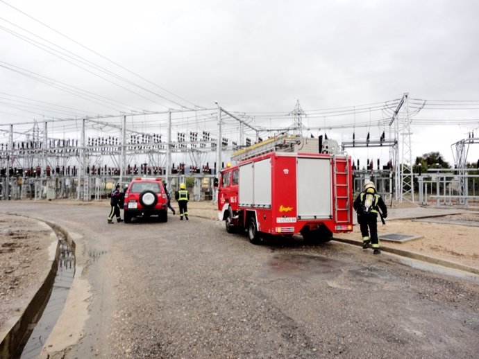 Un momento del simulacro en la subestación de Endesa, con los bomberos