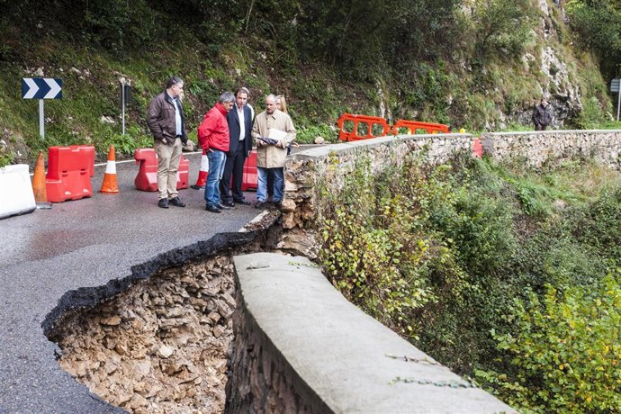 El consejero de Obras Públicas en el hundimiento de Lamasón