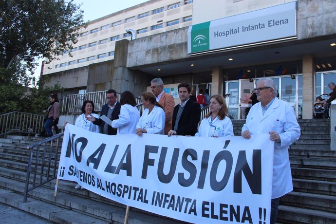 Dirigentes del PP y médicos se concentran contra la fusión hospitalaria. 