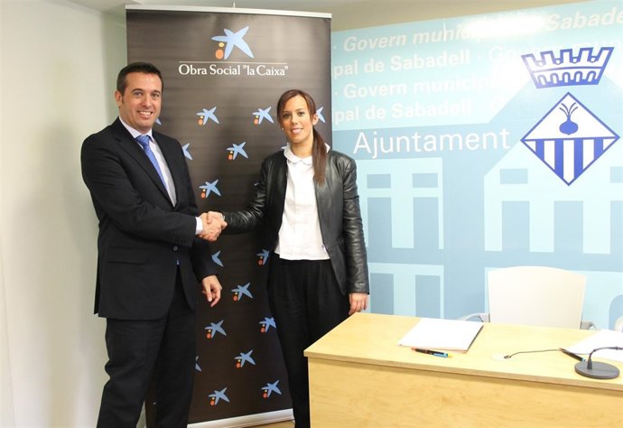 La concejal Marta Farrés y Pedro Comajuncosa (La Caixa).