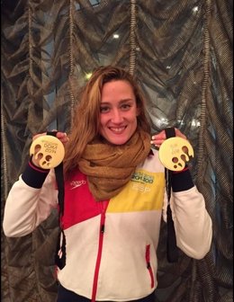 Mireia Belmonte con los dos oros y récords conseguidos en Doha
