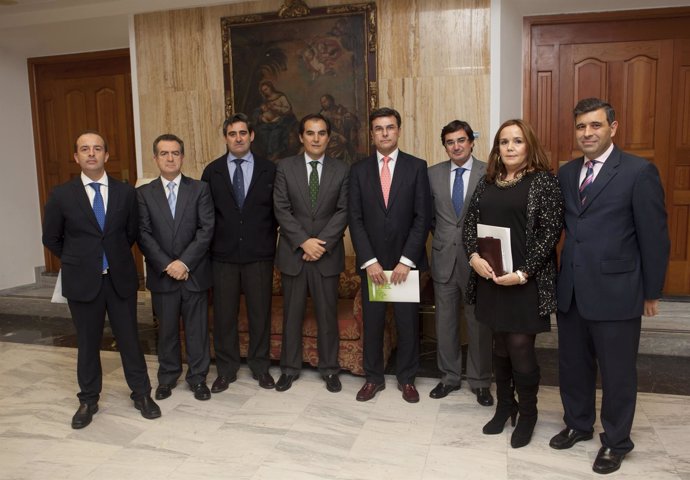 José Antonio Nieto con los representantes bancarios