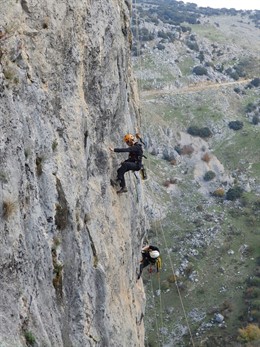 Especialistas retiran las vías de escalada no permitidas