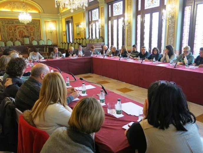 El alcalde de Lleida, Àngel Ros, presenta las cuentas a entidades sociales.