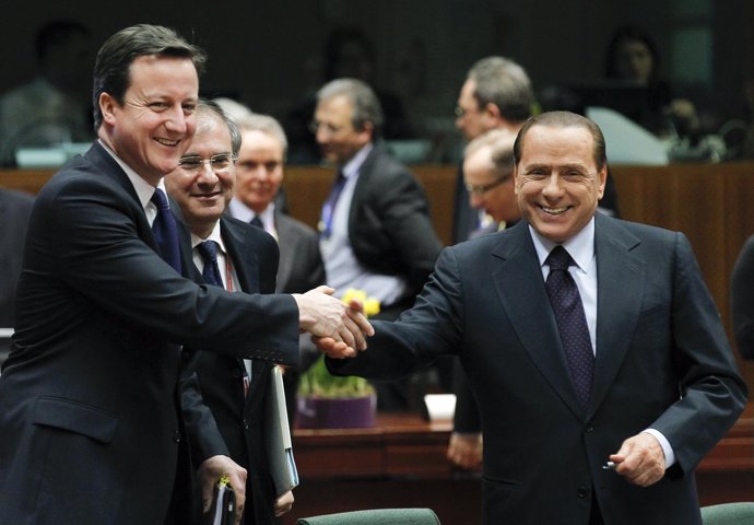 Apretón de manos en Bruselas entre David Cameron y Silvio Berlusconi