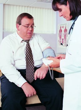 Hombre obeso con hipertensión en la consulta del médico