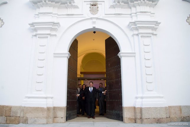 Fernando Manzano abre la puerta del Parlamento