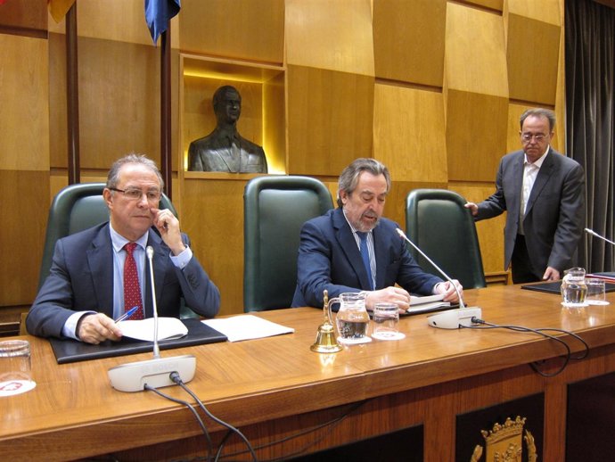 Gimeno, Belloch y Pérez Anadón (de pie)