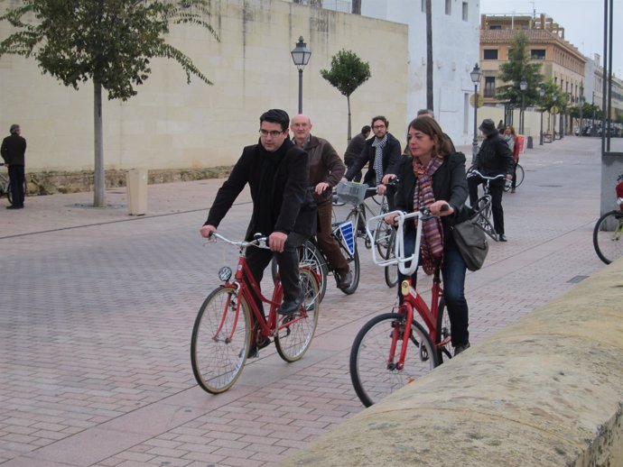 Cortés (dcha.) promociona el uso de la bici por el Paseo de la Ribera